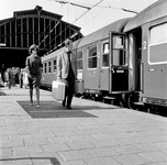 854114 Afbeelding van de Bergland Expres naar Bolzano langs het perron van het N.S.-station Den Haag S.S. te Den Haag.